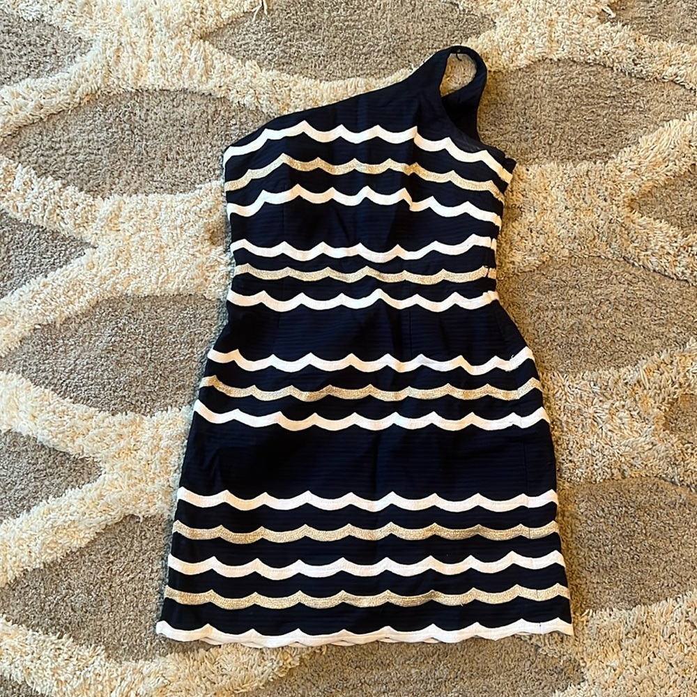 One shoulder Lilly Pulitzer Size 8. Scallop hem.